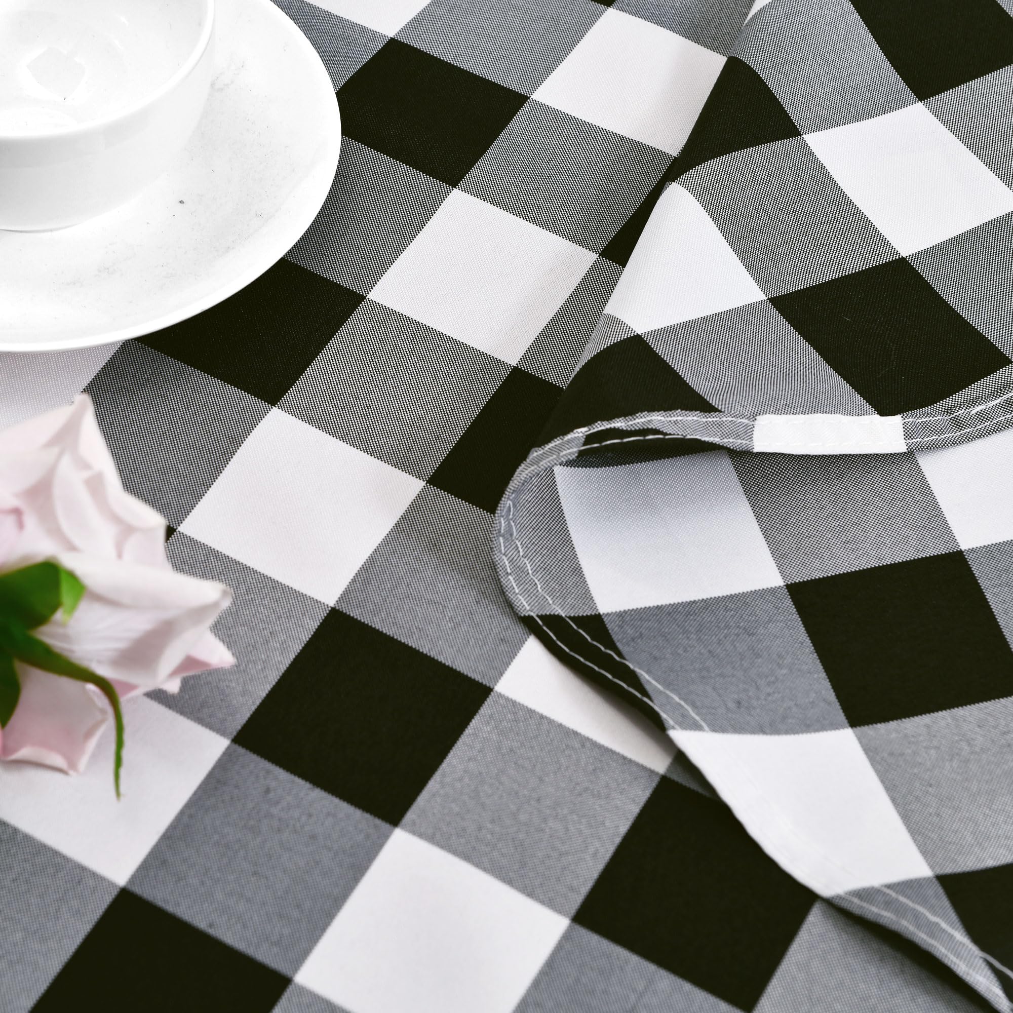 Hiasan checkered round tablecloth ideal for indoor dining and cafes.