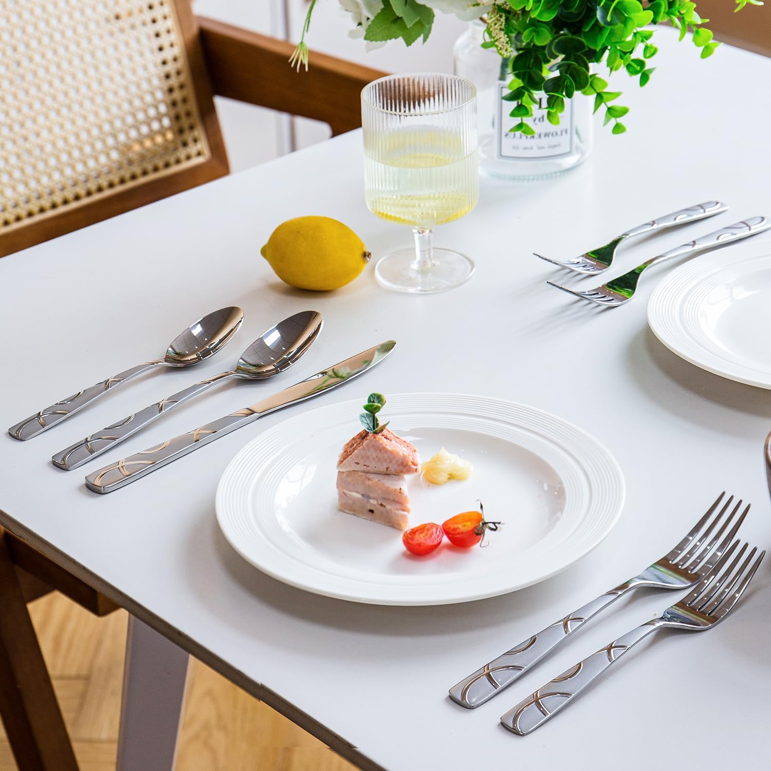 HIKAA 40-piece silverware set is dishwasher safe for quick cleanup.