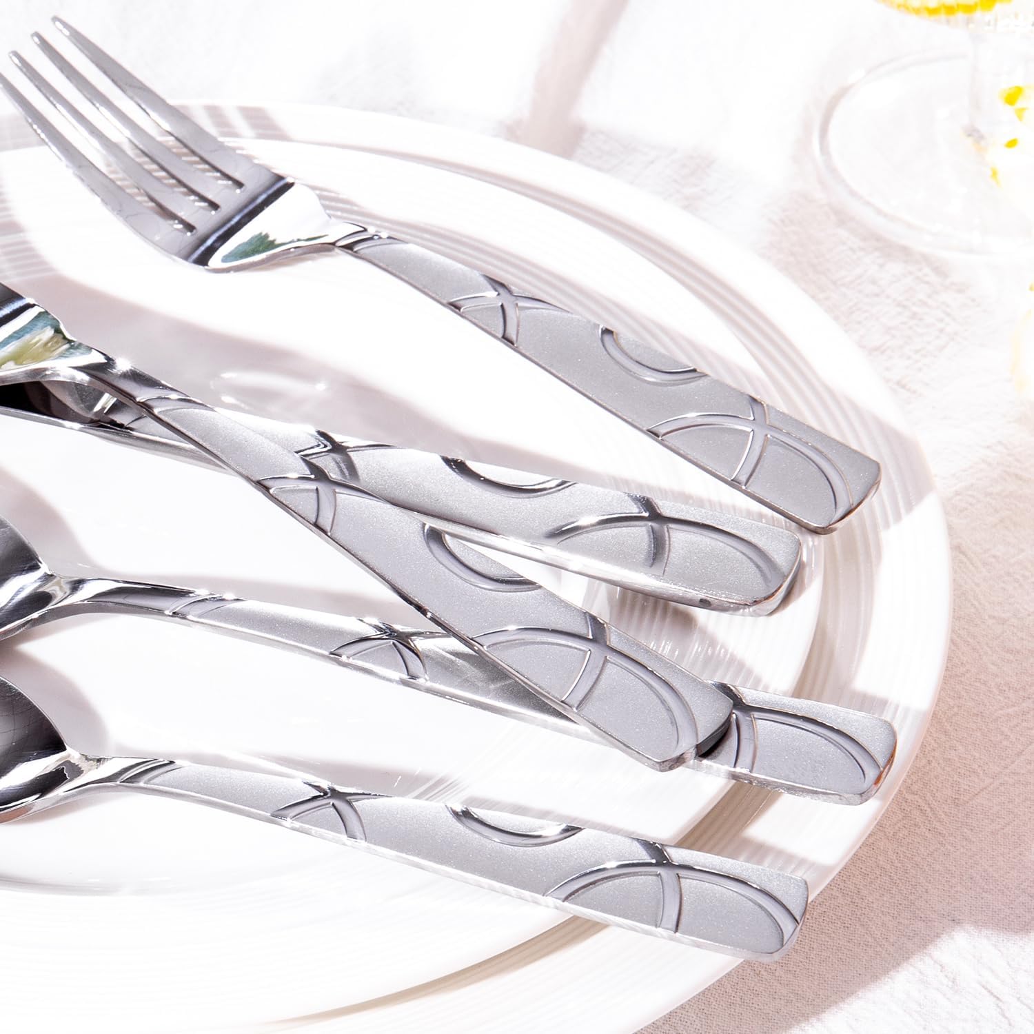 HIKAA dinner fork in 18/0 stainless with flower pattern