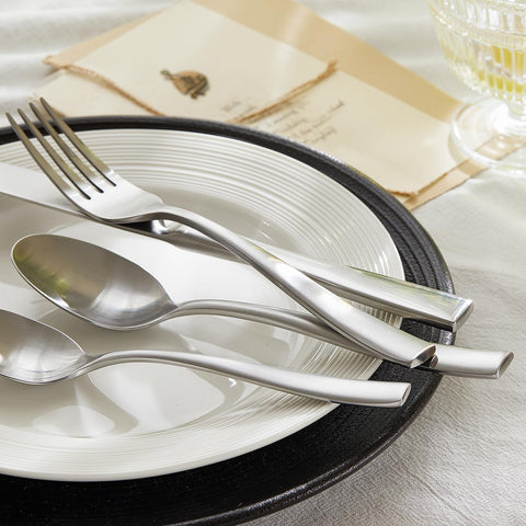 HIKAA teaspoon highlighting precise use for beverages and desserts