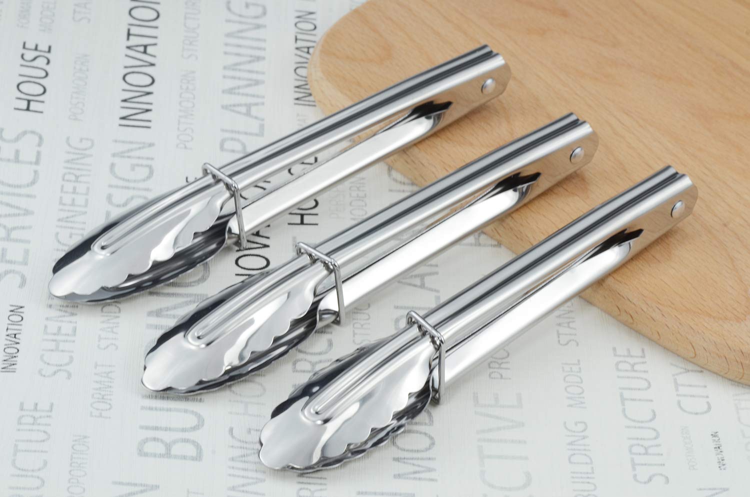 HINMAY barbecue tongs enable easy, precise handling during grilling.