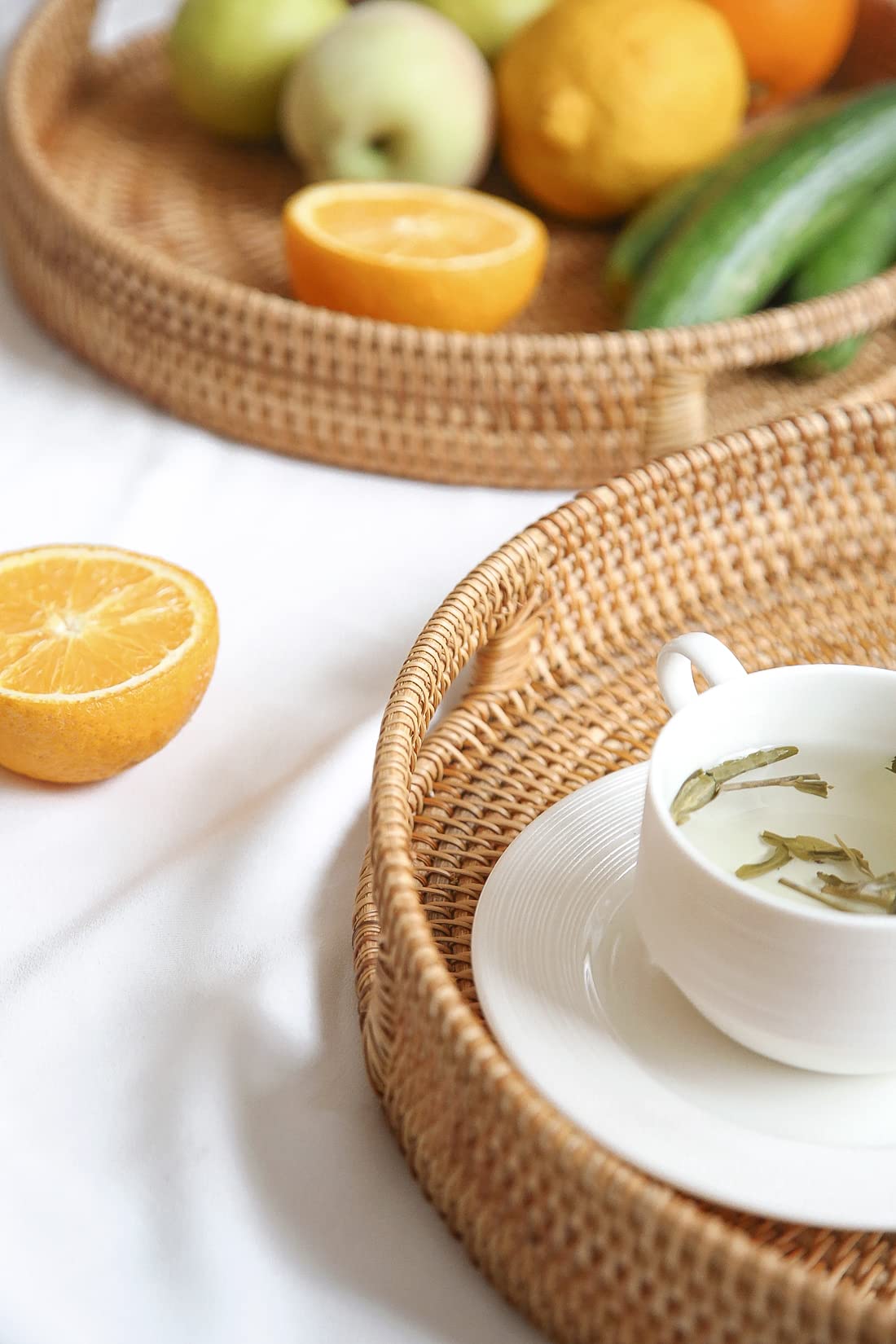 Hitomen round rattan tray side view with handles, easy to transport for snacks or drinks.