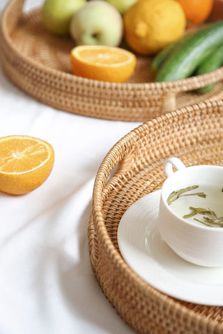 Hitomen round rattan tray side view with handles, easy to transport for snacks or drinks.