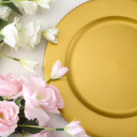 Hoemwarm spill-resistant charger helps keep tables clean during service.