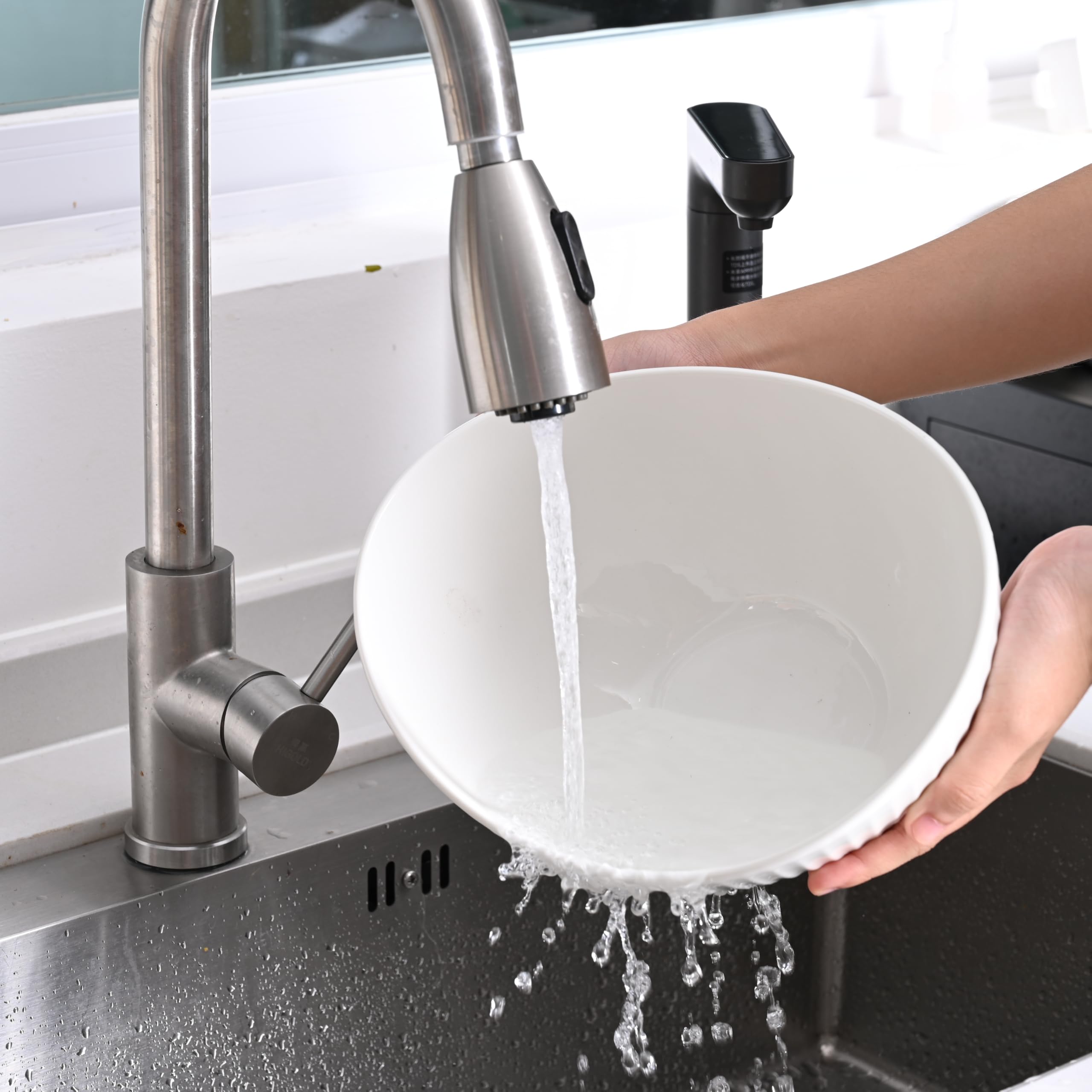 Hoilse lead-free glaze ensuring a safe, non-porous surface for daily use.