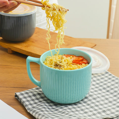 Hoilse leakproof lid with blue bowl prevents spills and preserves flavor.