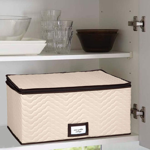 HOLDN’ STORAGE interior dividers keep glasses separated safely.