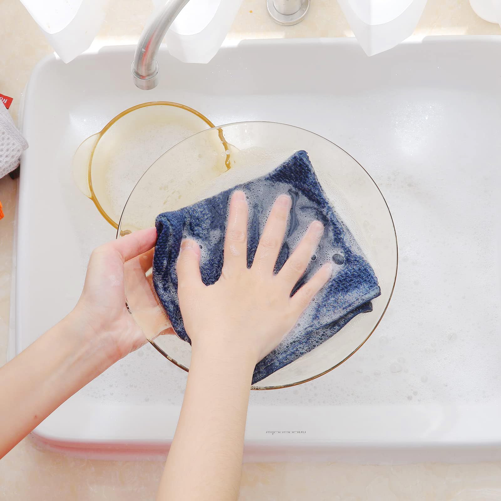 Homaxy dishcloth in use for quick-drying and drying dishes.