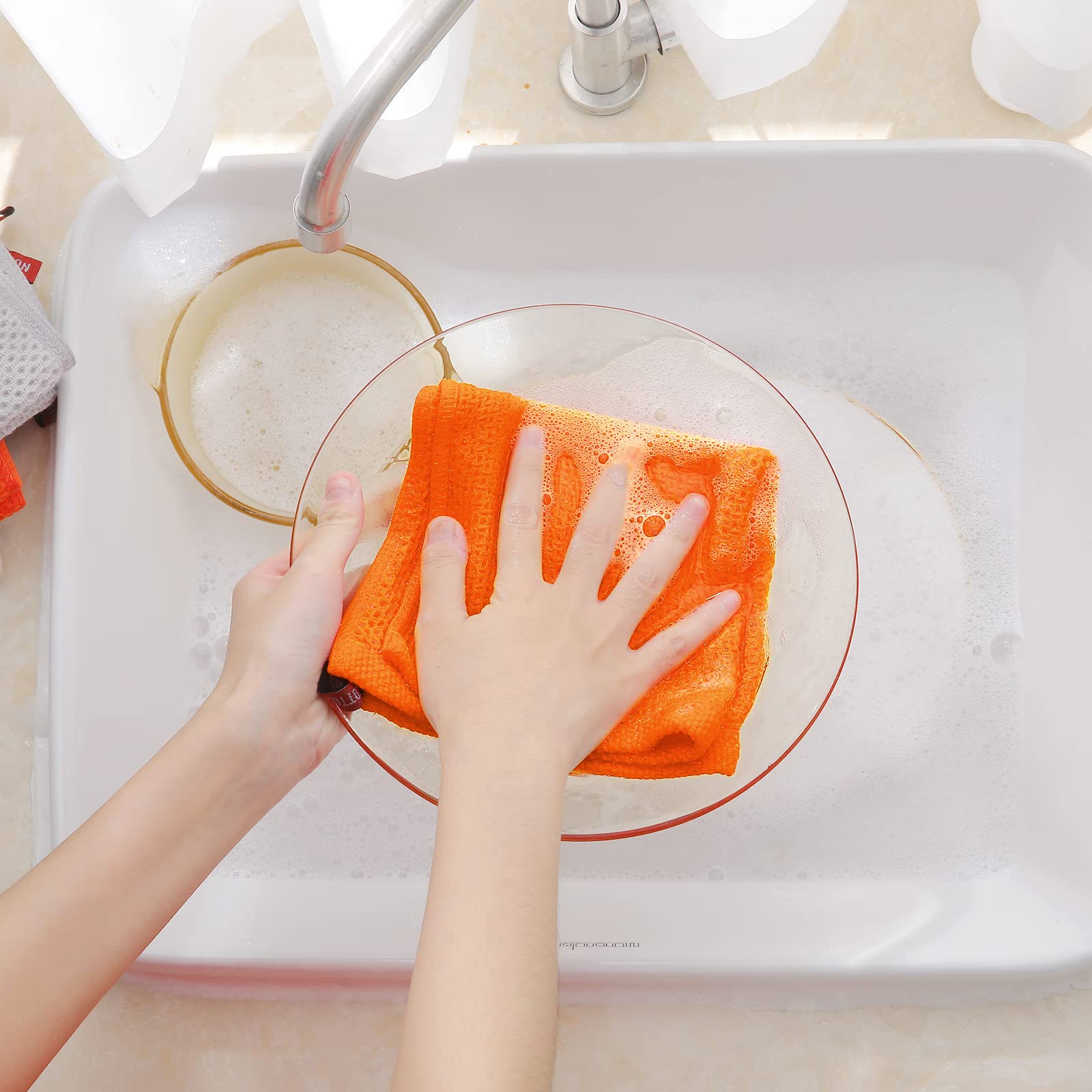 Homaxy honeycomb-design dishcloth offers lightweight, durable cleaning.