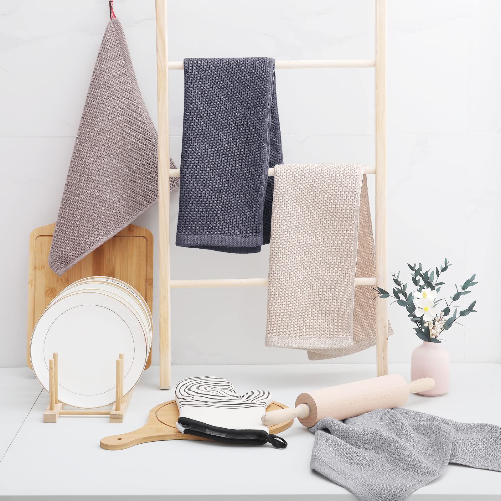 Homaxy soft towels protect delicate cookware during drying and handling.
