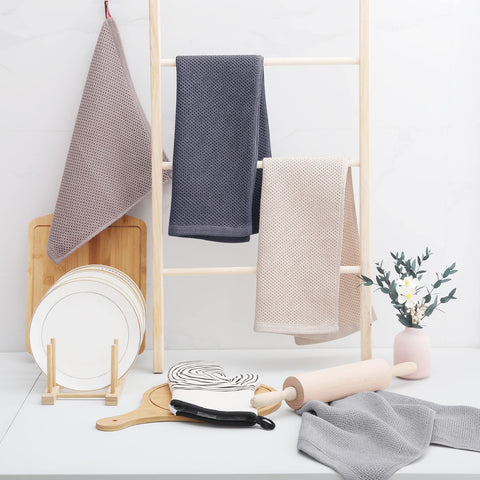 Homaxy soft towels protect delicate cookware during drying and handling.