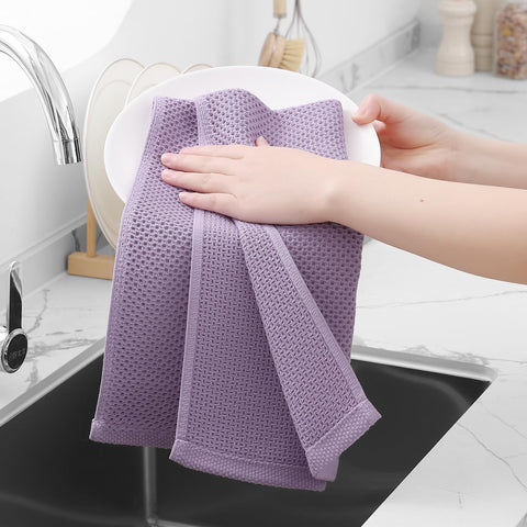 Homaxy lavender towel folded to highlight plush, absorbent feel.