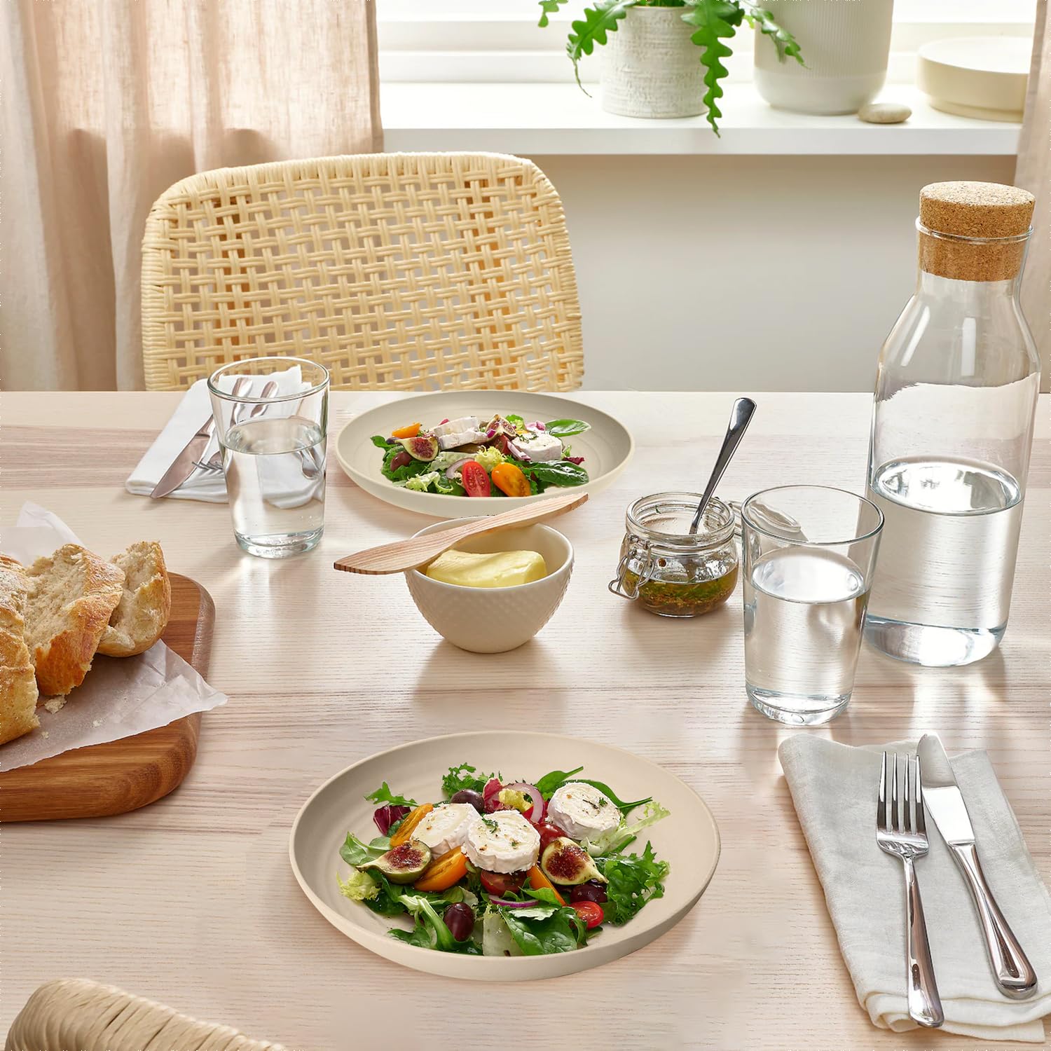 Homienly family-friendly design appeals to kids and seniors during meals.