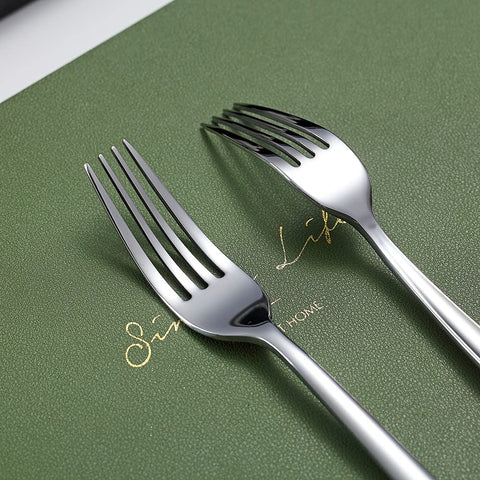 HOMQUEN stainless steel edges appear smooth and sturdy for everyday meals