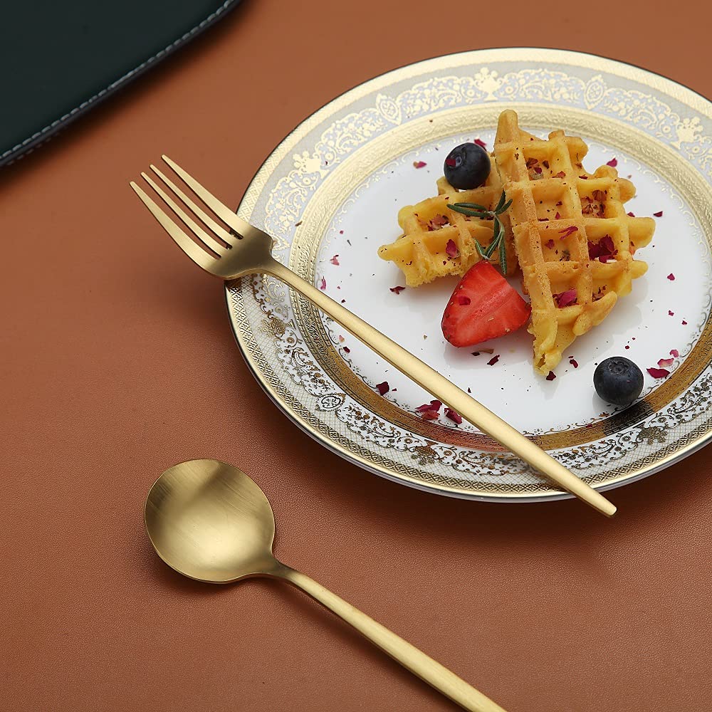 HOMQUEN titanium-plated finish on silverware highlights durable, rust-resistant shine.