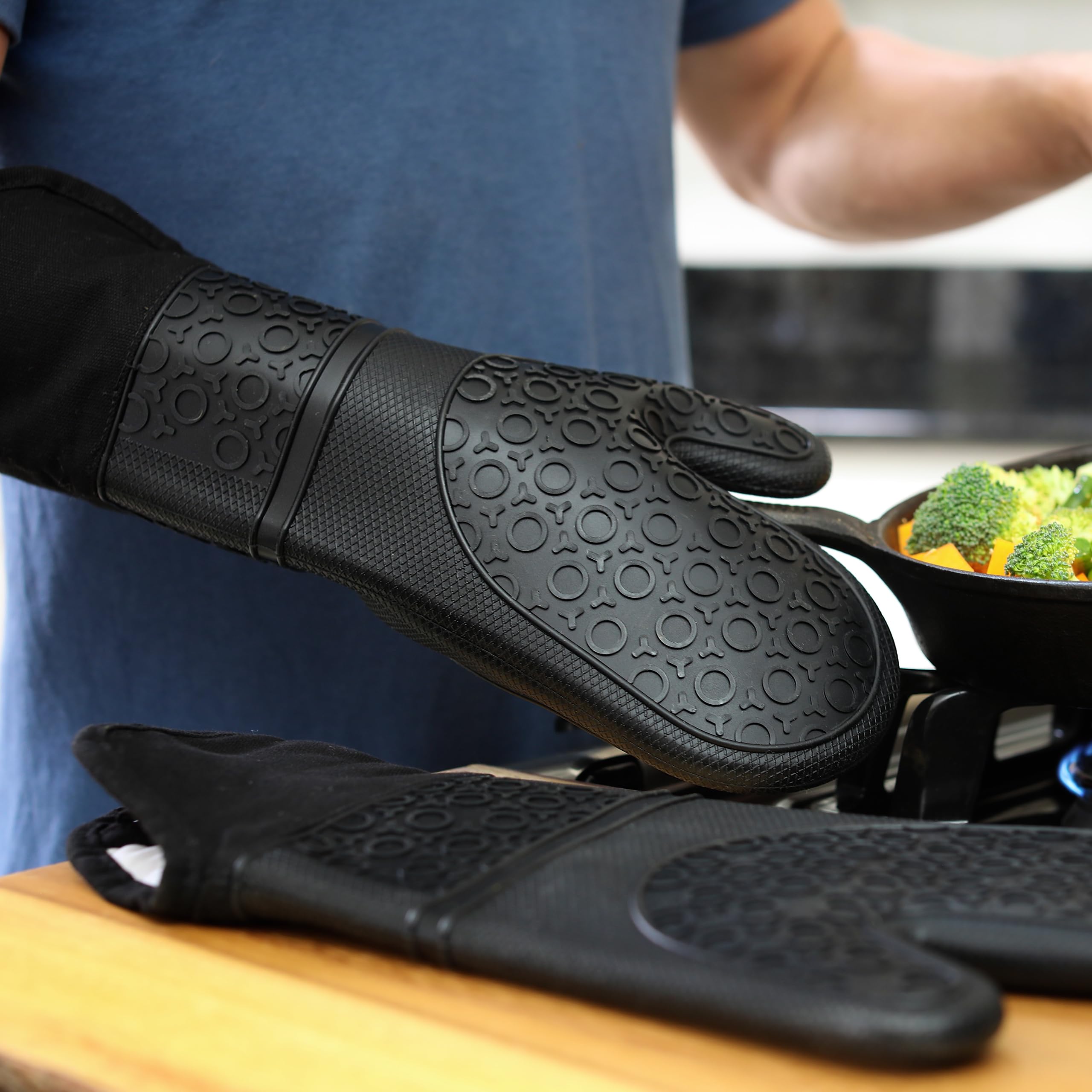 HOMWE machine-washable mitt stays clean in busy kitchens.