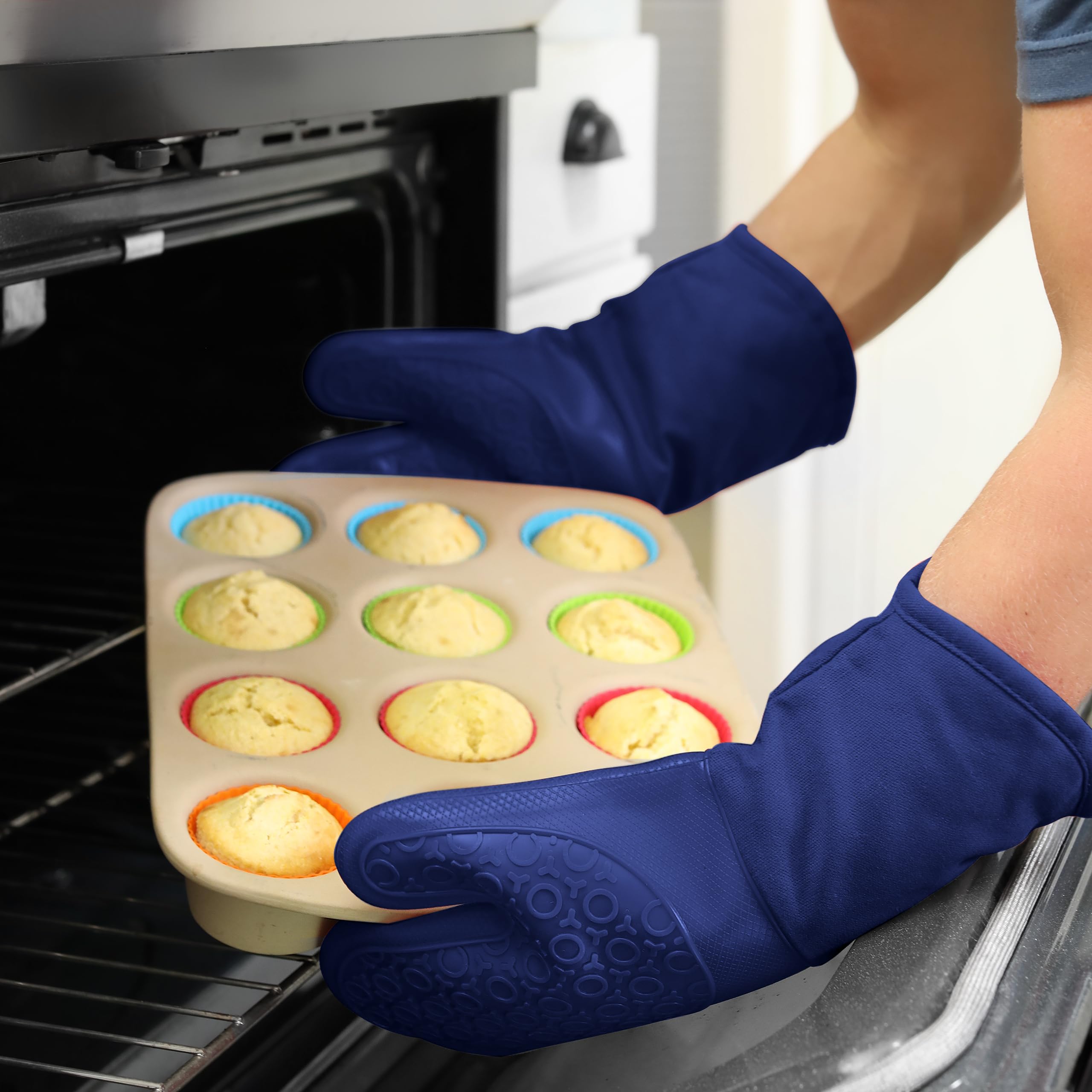 HOMWE oven mitts suitable for indoor and outdoor cooking and grilling.