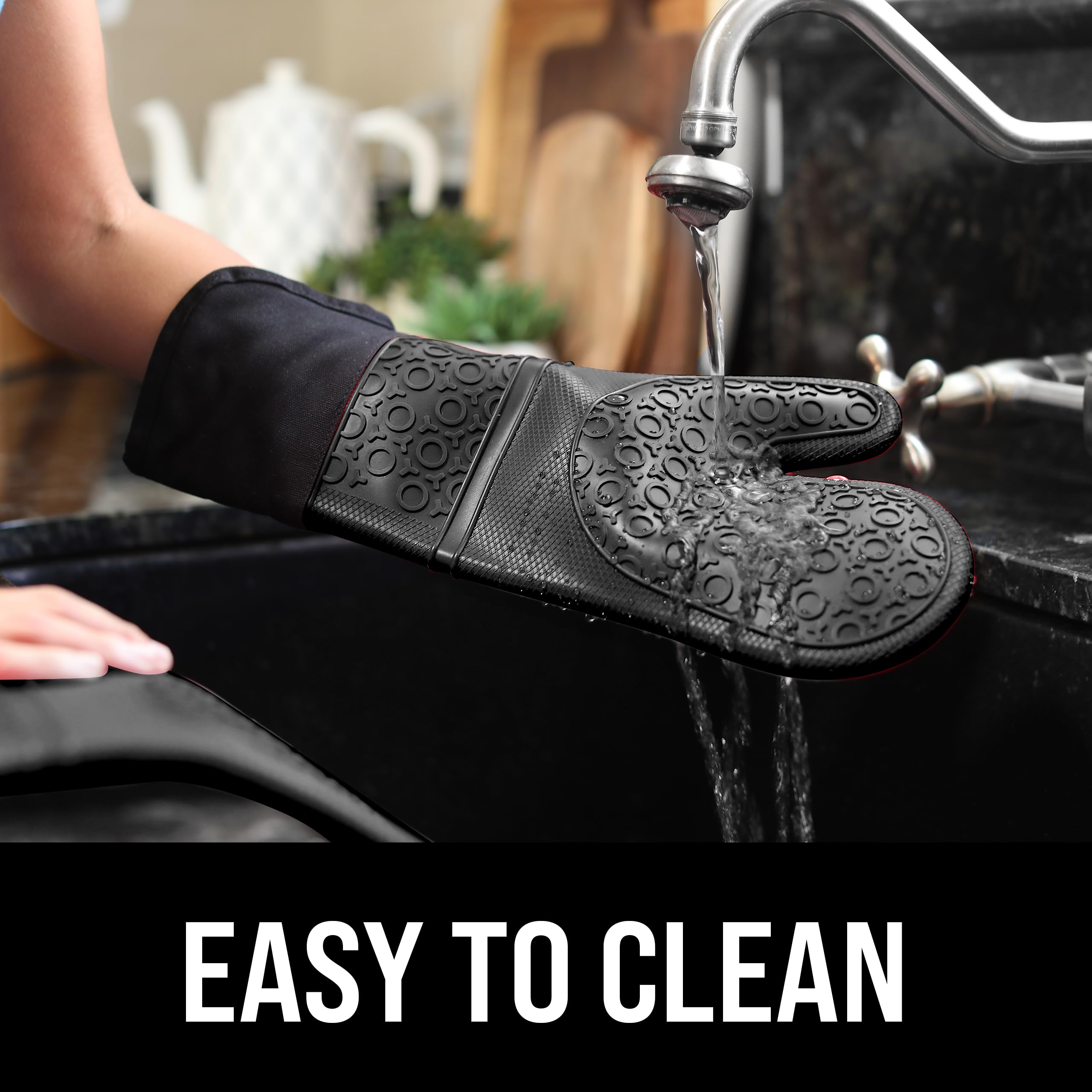 HOMWE stain-resistant mitt is easy to clean after cooking sessions.