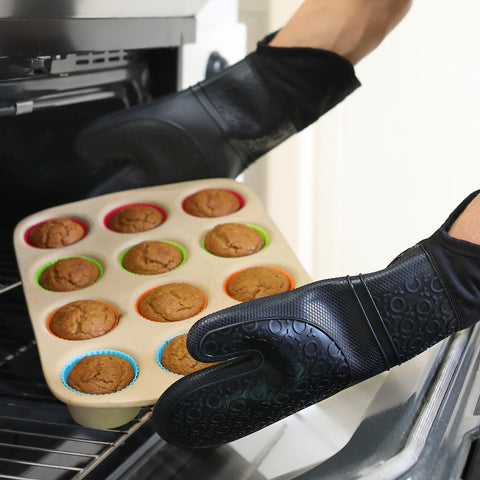 HOMWE silicone mitt doubles as a portable pot holder for hot pots.