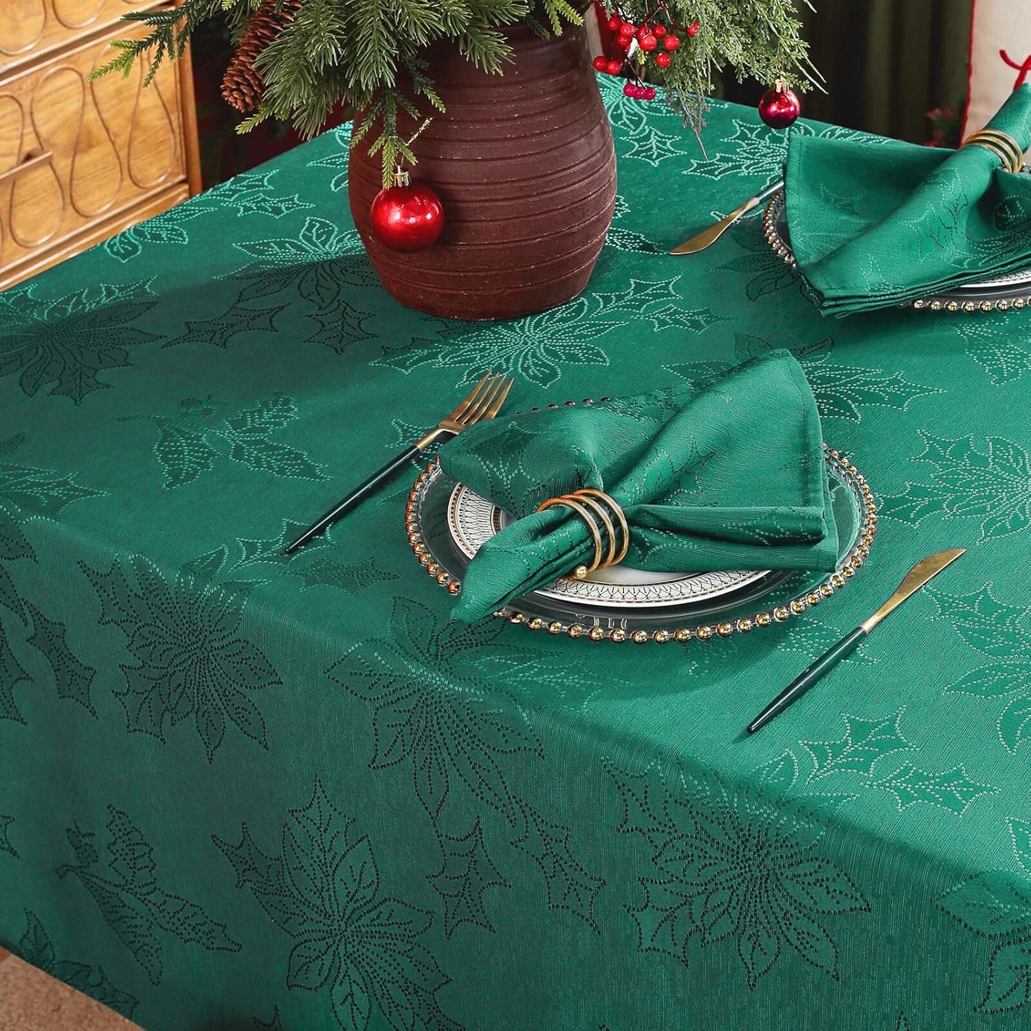 Honellaty durable spillproof cover protects tabletops during meals.