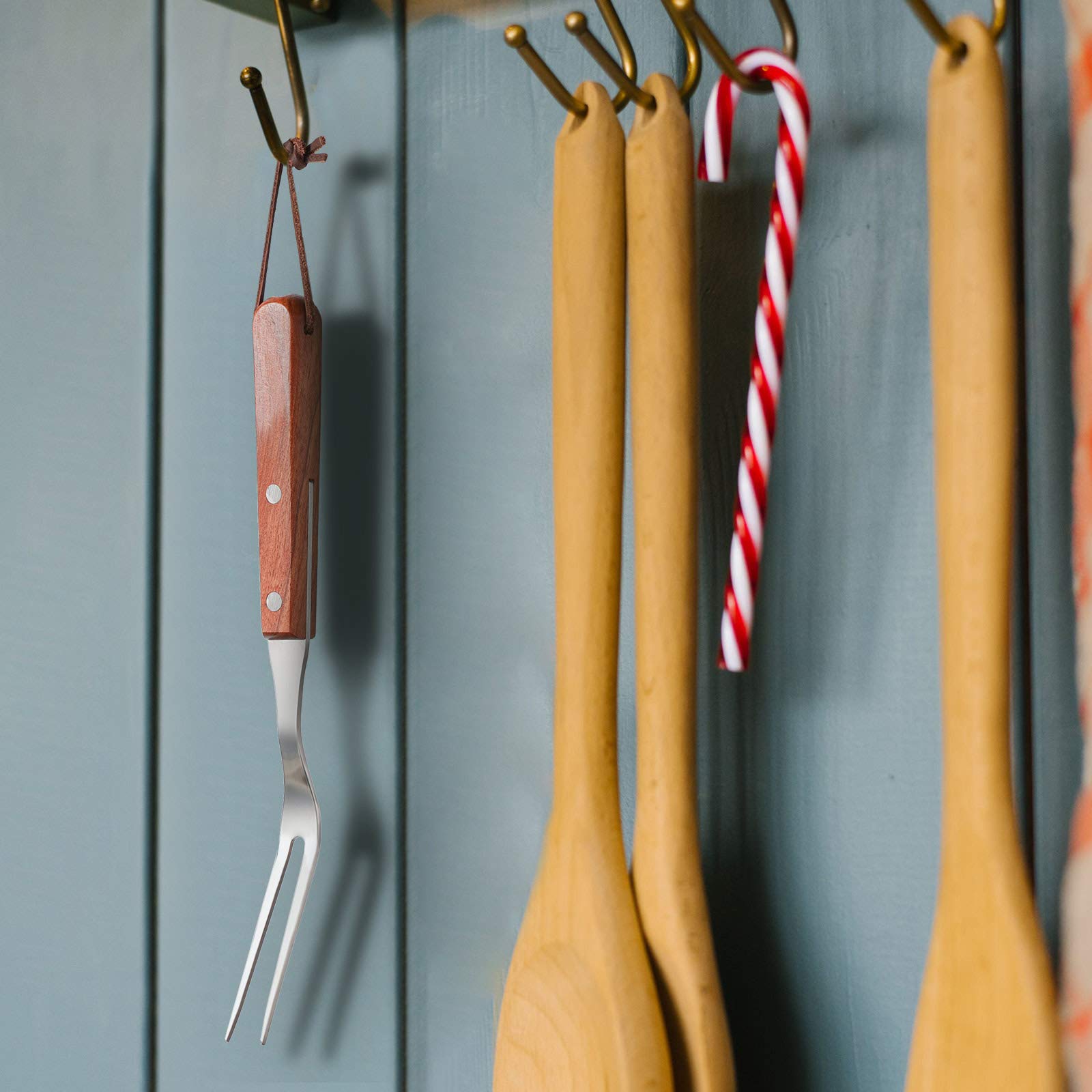 Honoson wood-grain handle detail for secure grip during kitchen carving.
