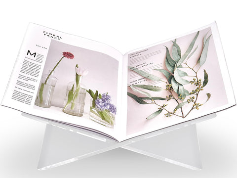 Honygebia cookbook display stand keeps recipes upright for easy follow-along.