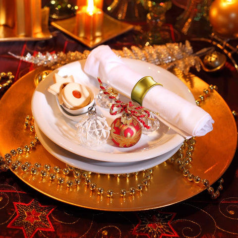 Gold napkin rings by Hotop at wedding table with glossy finish