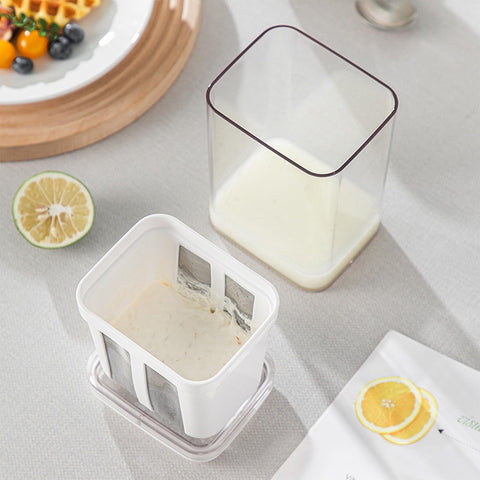 Hoxxu 1100ml strainer doubles as a fruit carrier when unused.