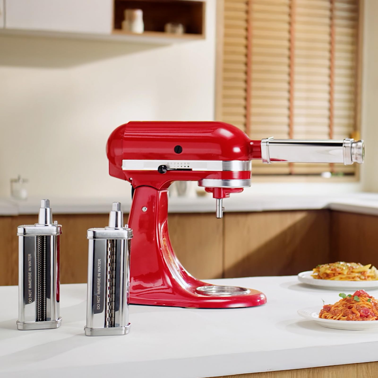 HOZODO pasta roller closeup shows 5.5-inch sheets with adjustable thickness.