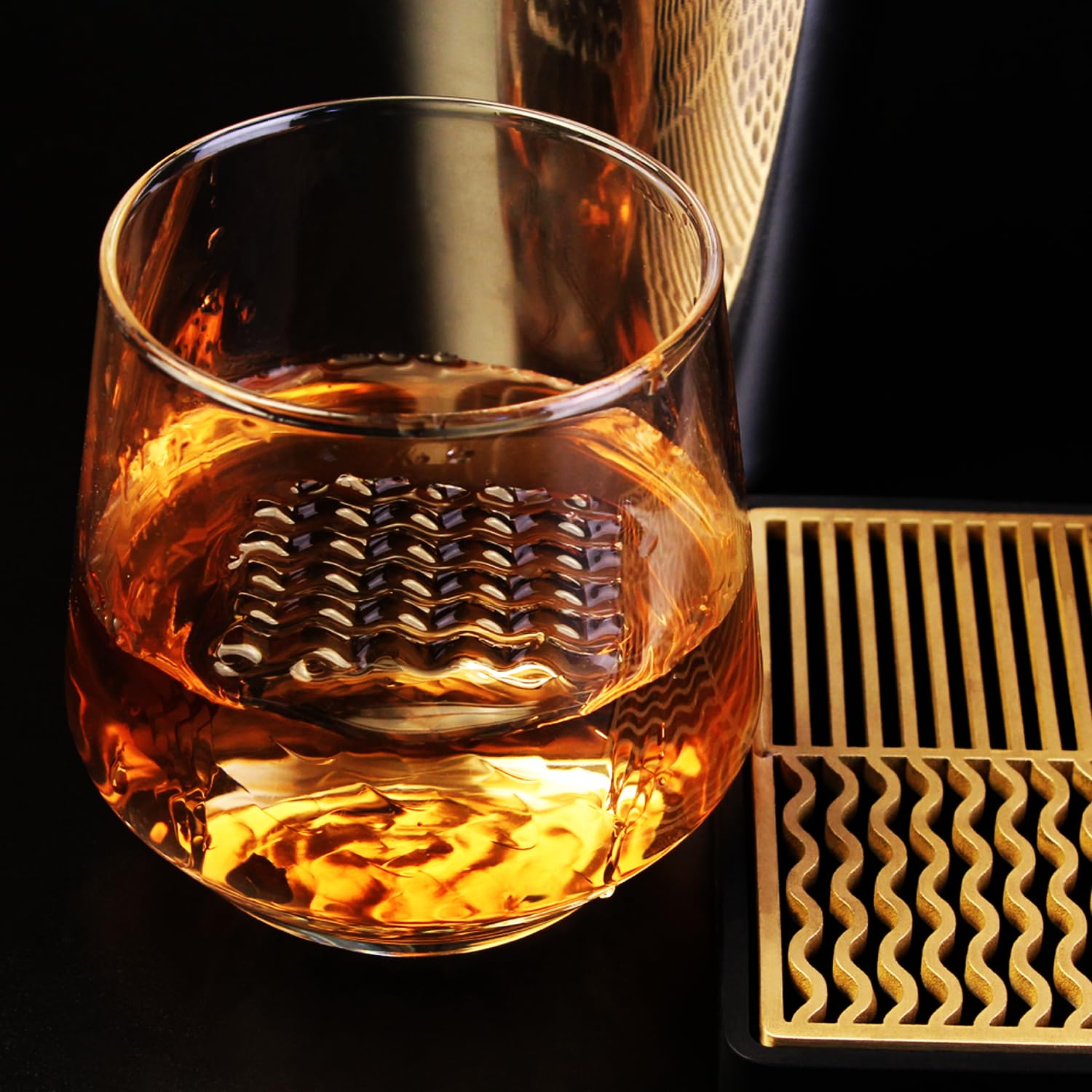 HRCOYES party-ready stamp elevates cocktail service with eye-catching, clear-ice accents.