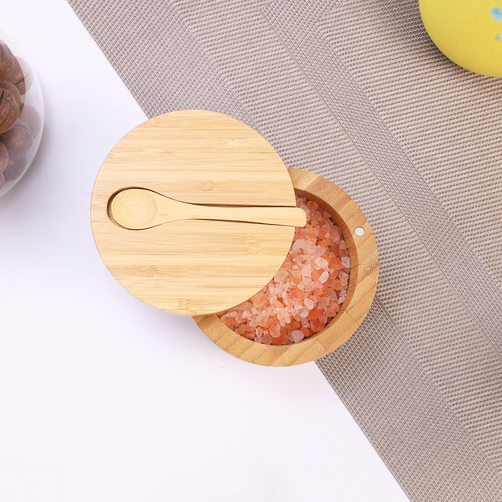 Magnetic closure detail on the lid ensures secure care during cooking.