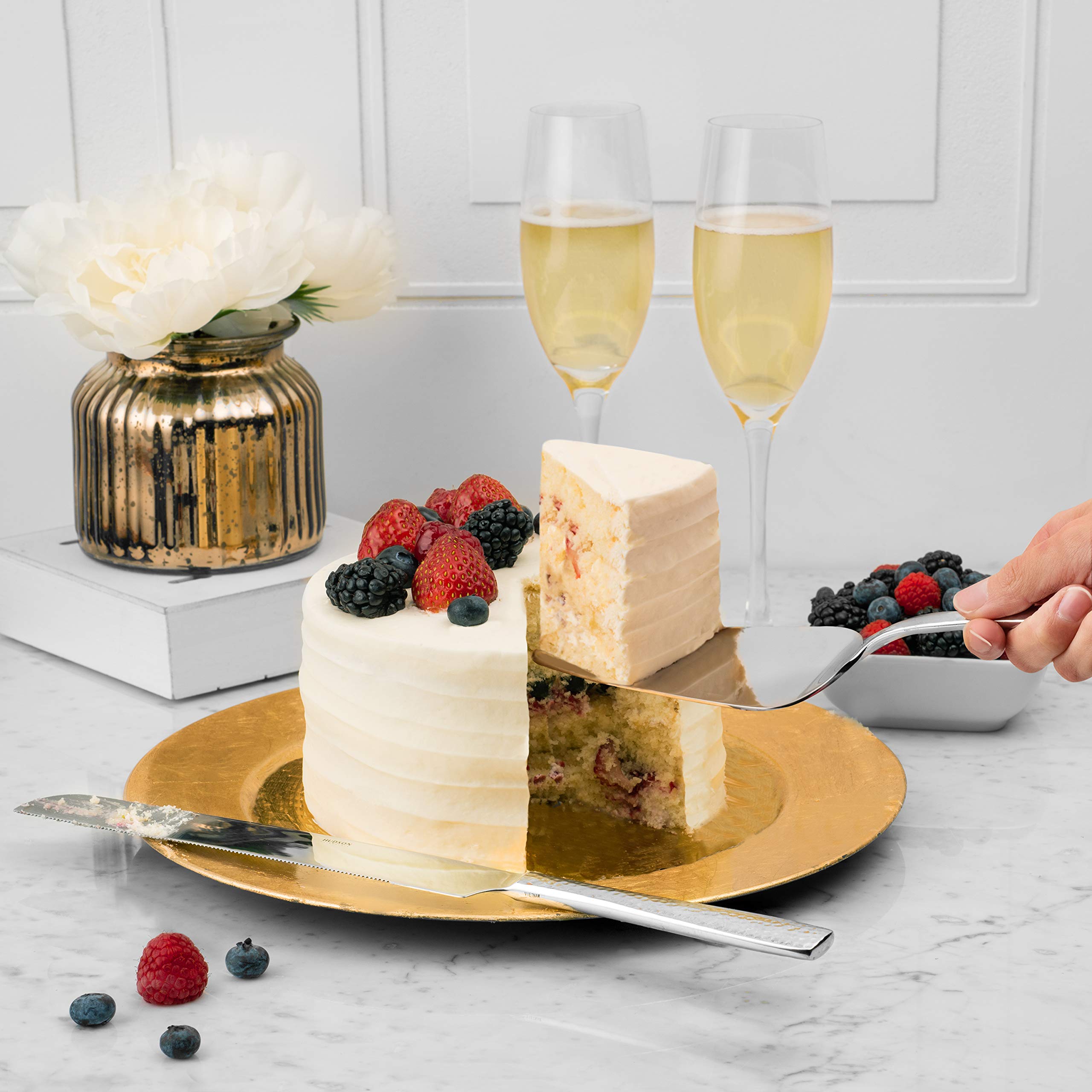 Hudson Essentials classic curve design enhances balance and ease of serving.