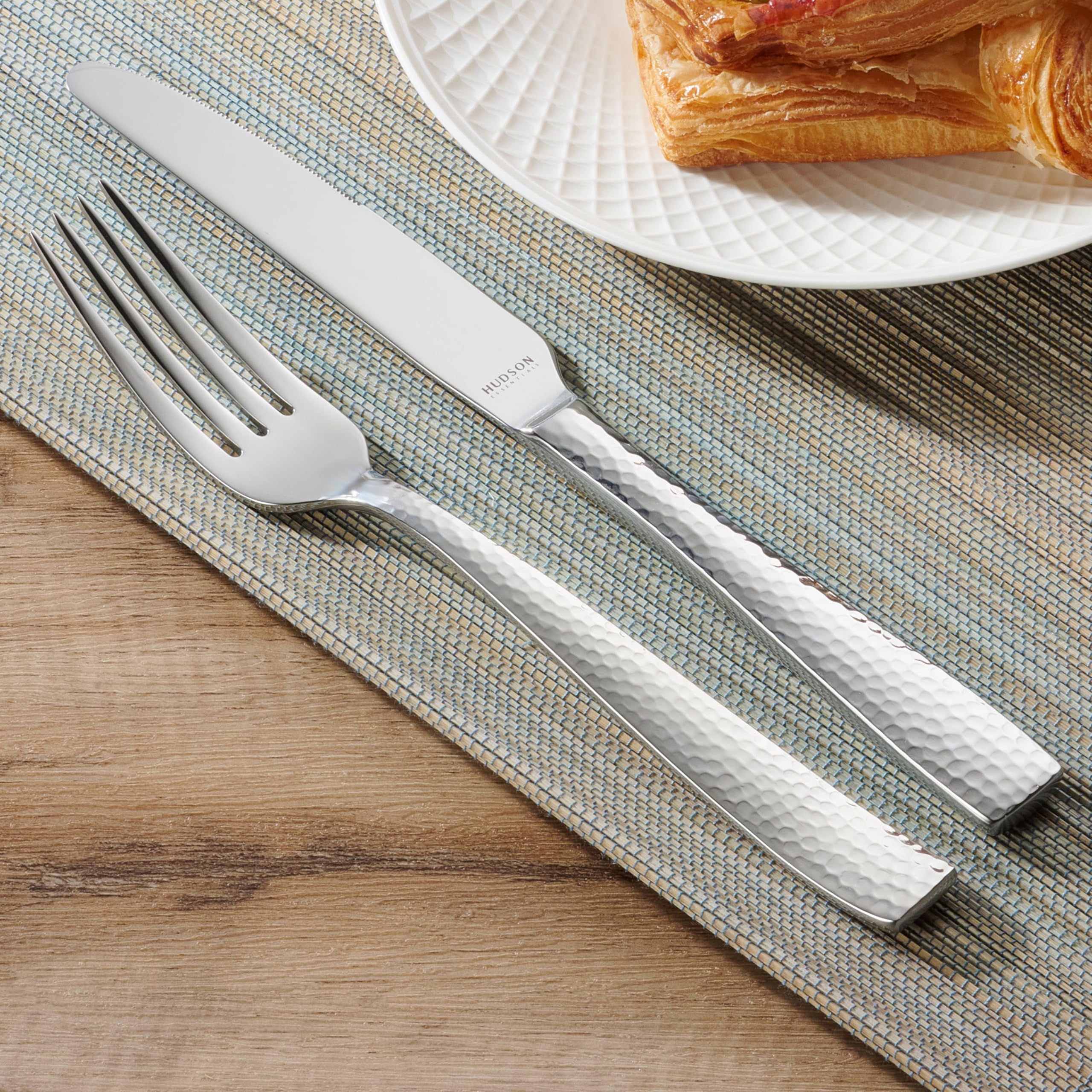 Hudson Essentials storage-friendly flatware display keeps kitchen organized