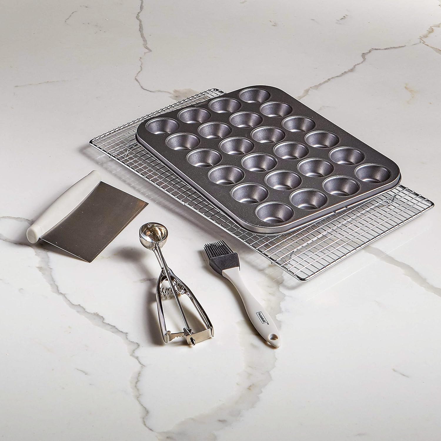 husMait dishwasher-safe pan simplifies cleanup after baking sessions.