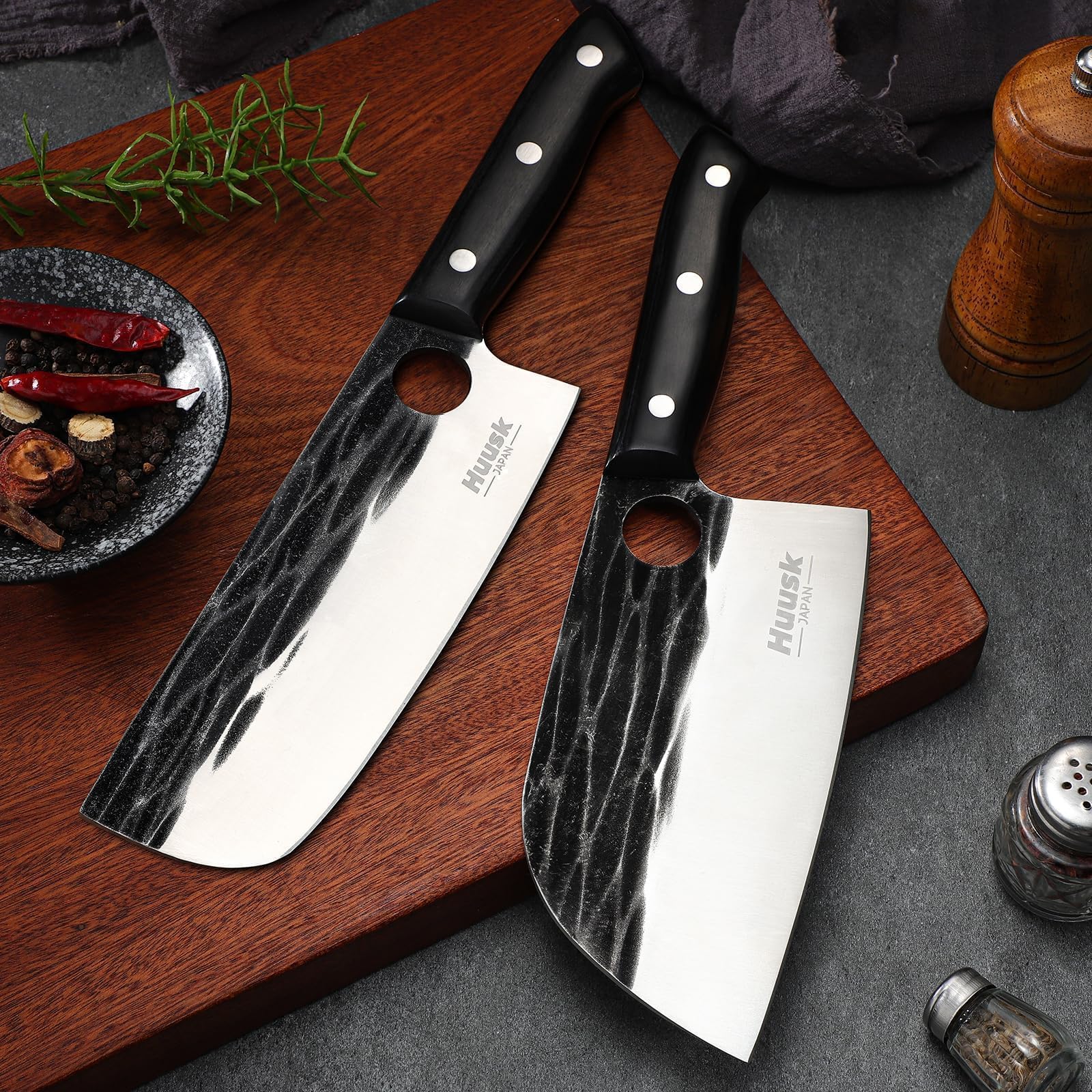 Huusk high-carbon ATS-34 blade delivers sharpness and edge retention in everyday cooking.