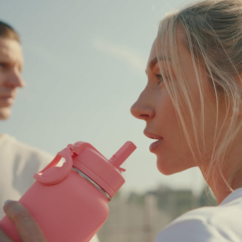 Hydrapeak 32oz bottle with straw lid, keeps beverages at desired temperatures.