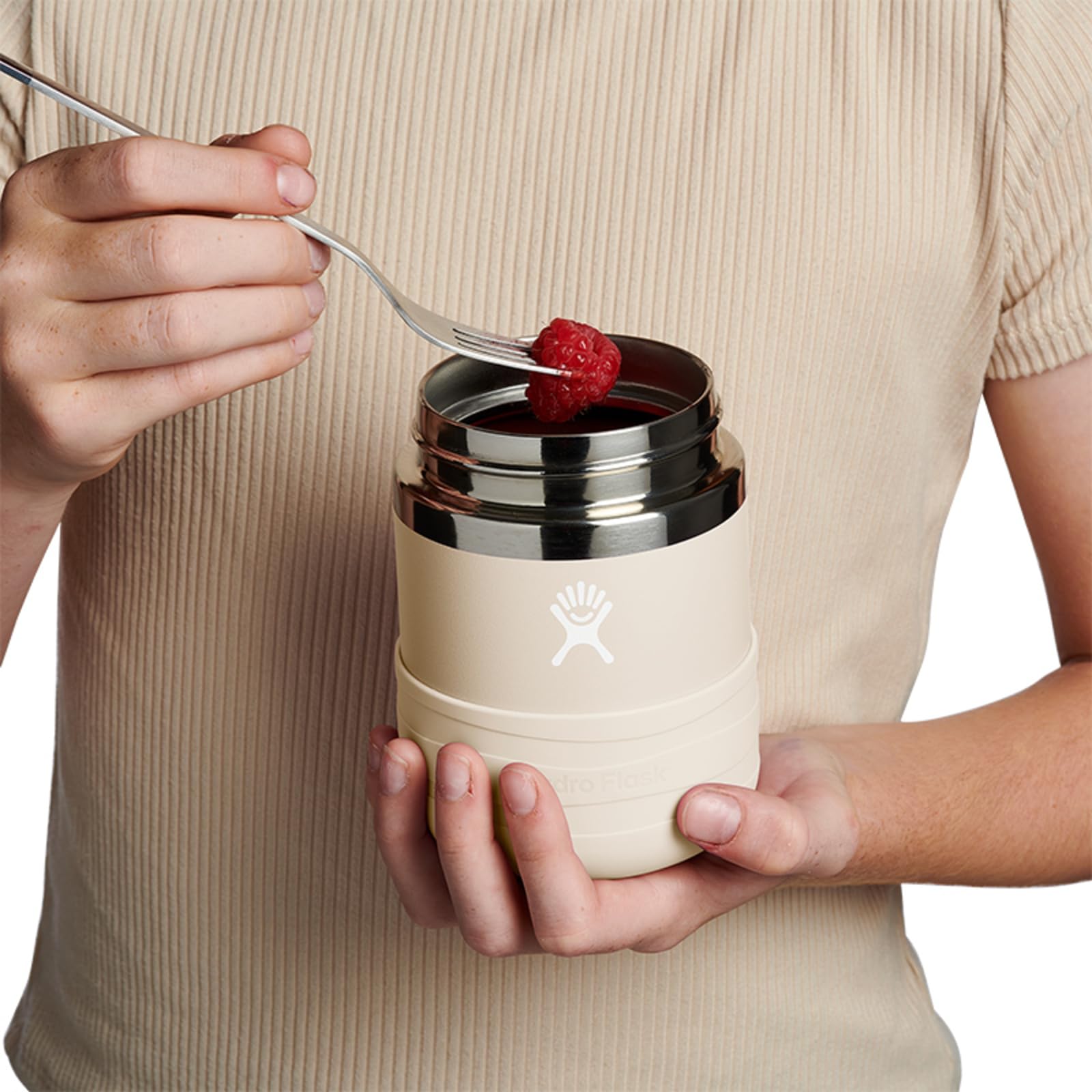 Close-up of leakproof lid showing a secure seal for on-the-go meals.