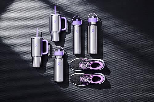 Hydro Flask leak-resistant lid ensures spill-free sipping during travel.