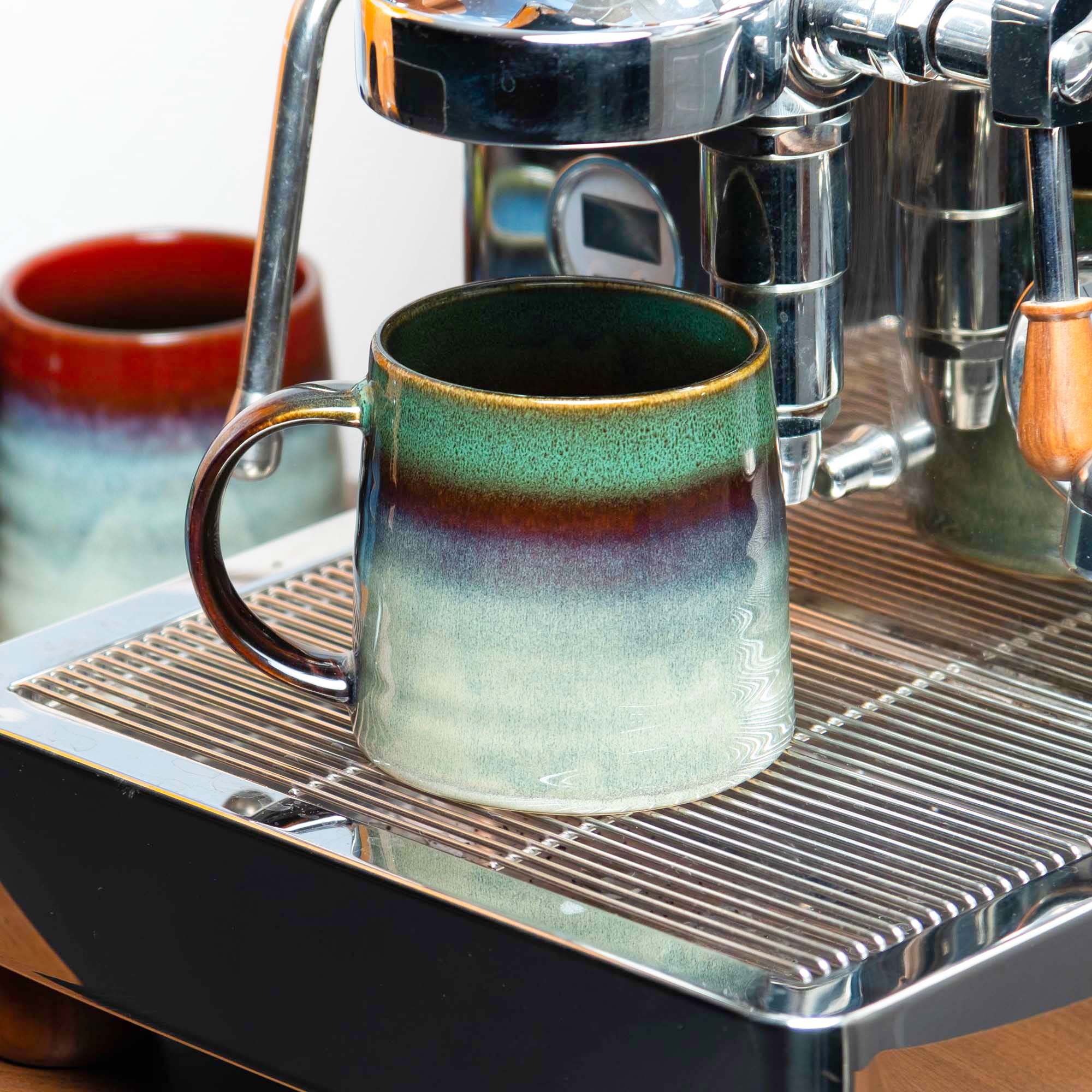 HYTYSKAR mug with a large handle designed for a comfortable grip.