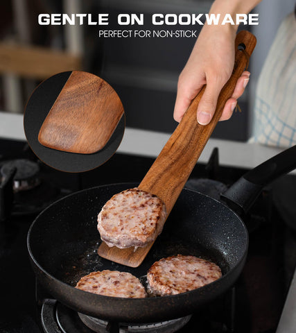 ICSTI teak spatula scraper ideal for cleaning cast iron surfaces.