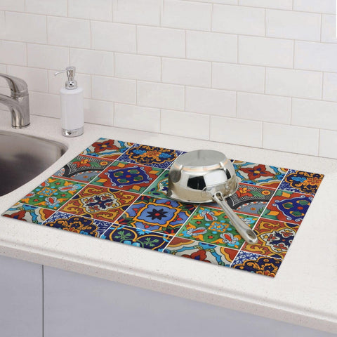 Indokyeyqaz multi-use kitchen mat supports dishes, fruits, and gadgets on the counter.