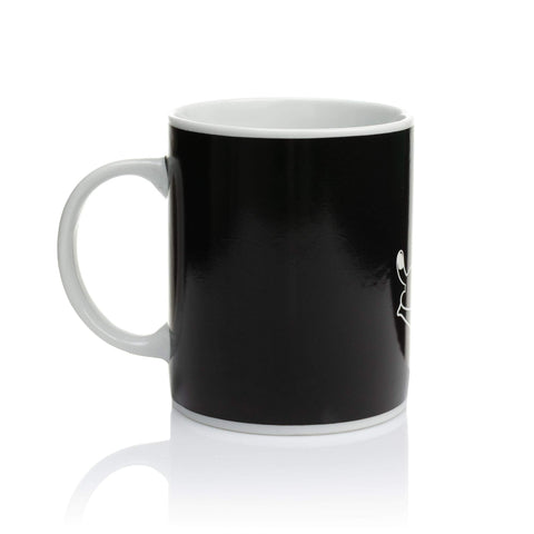 InGwest mug pouring coffee captures a daily ritual with color reveal.