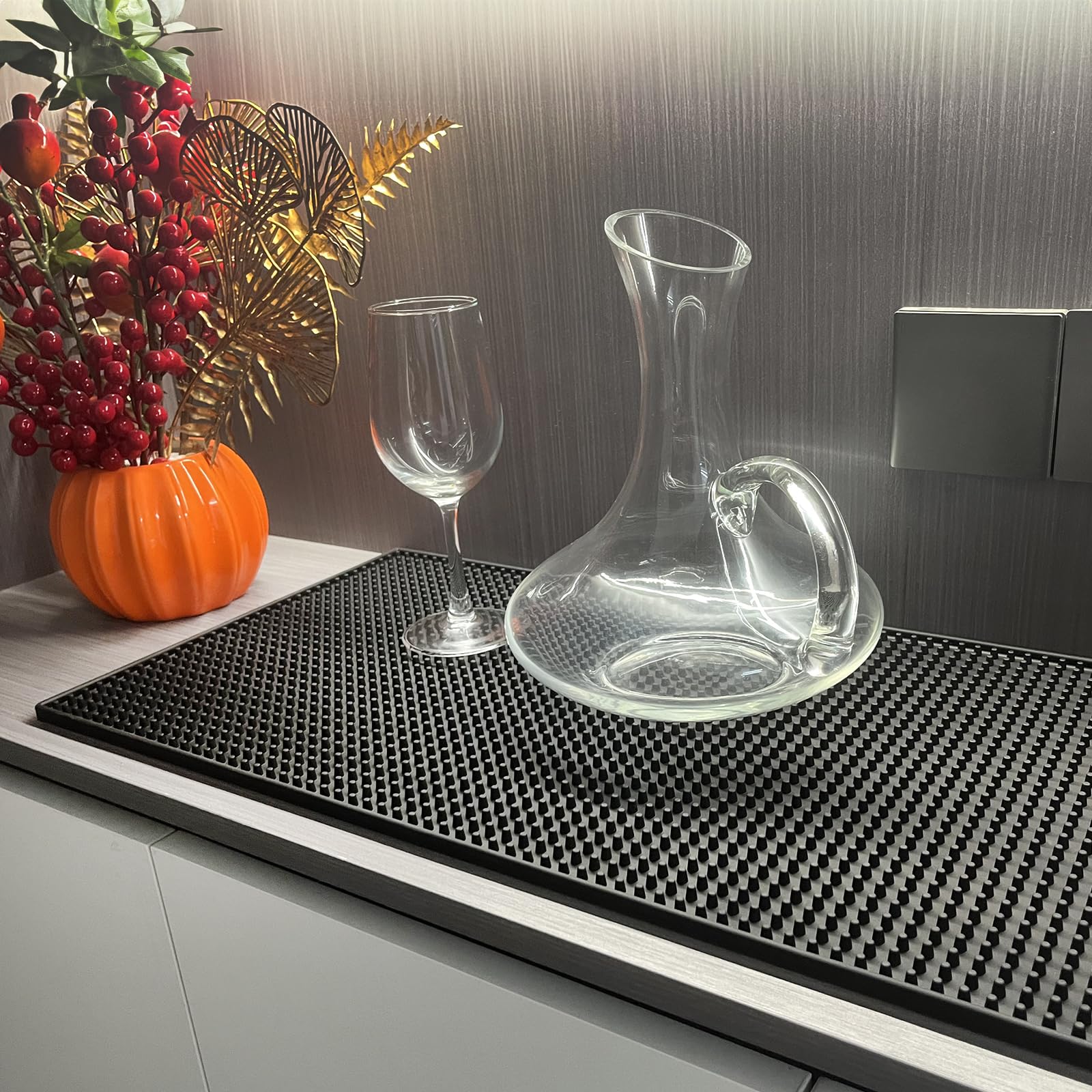 Invinton bar mat with deep grooves captures large spills.