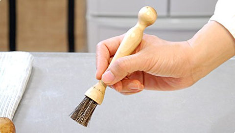Irix Hantverk horsehair mushroom brush removes soil gently for clean mushrooms.