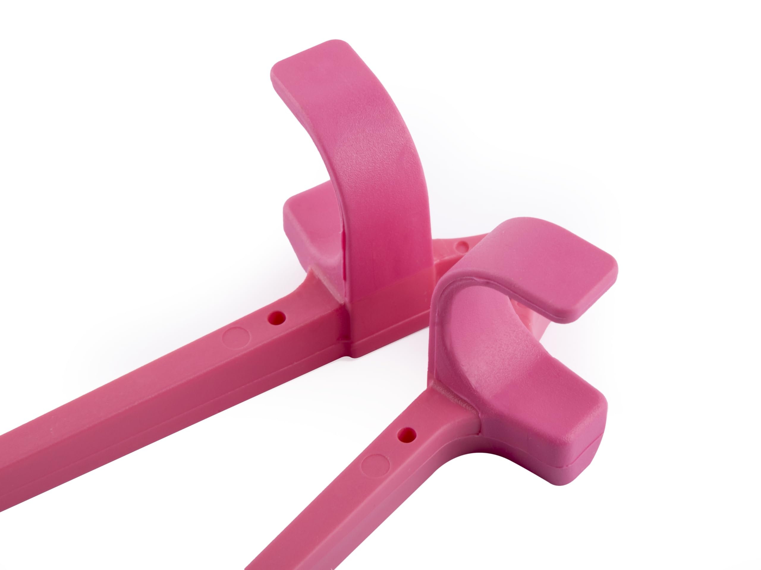 isnack snack tongs in use during a gaming session