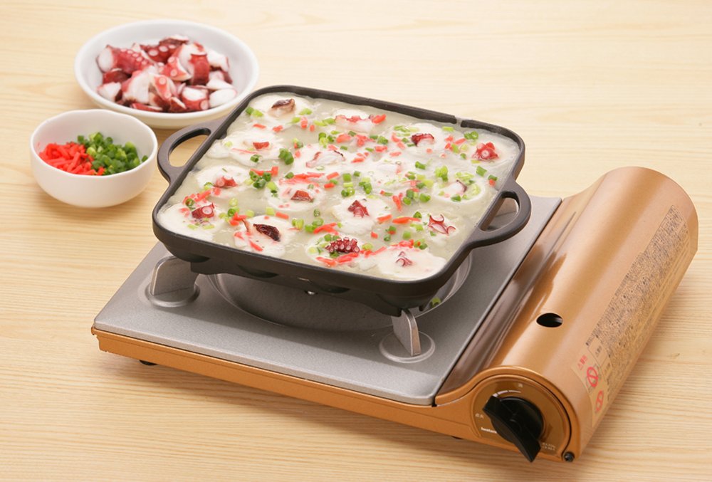 Iwatani Takoyaki grill pan hole-array detail shows 16 evenly spaced wells.