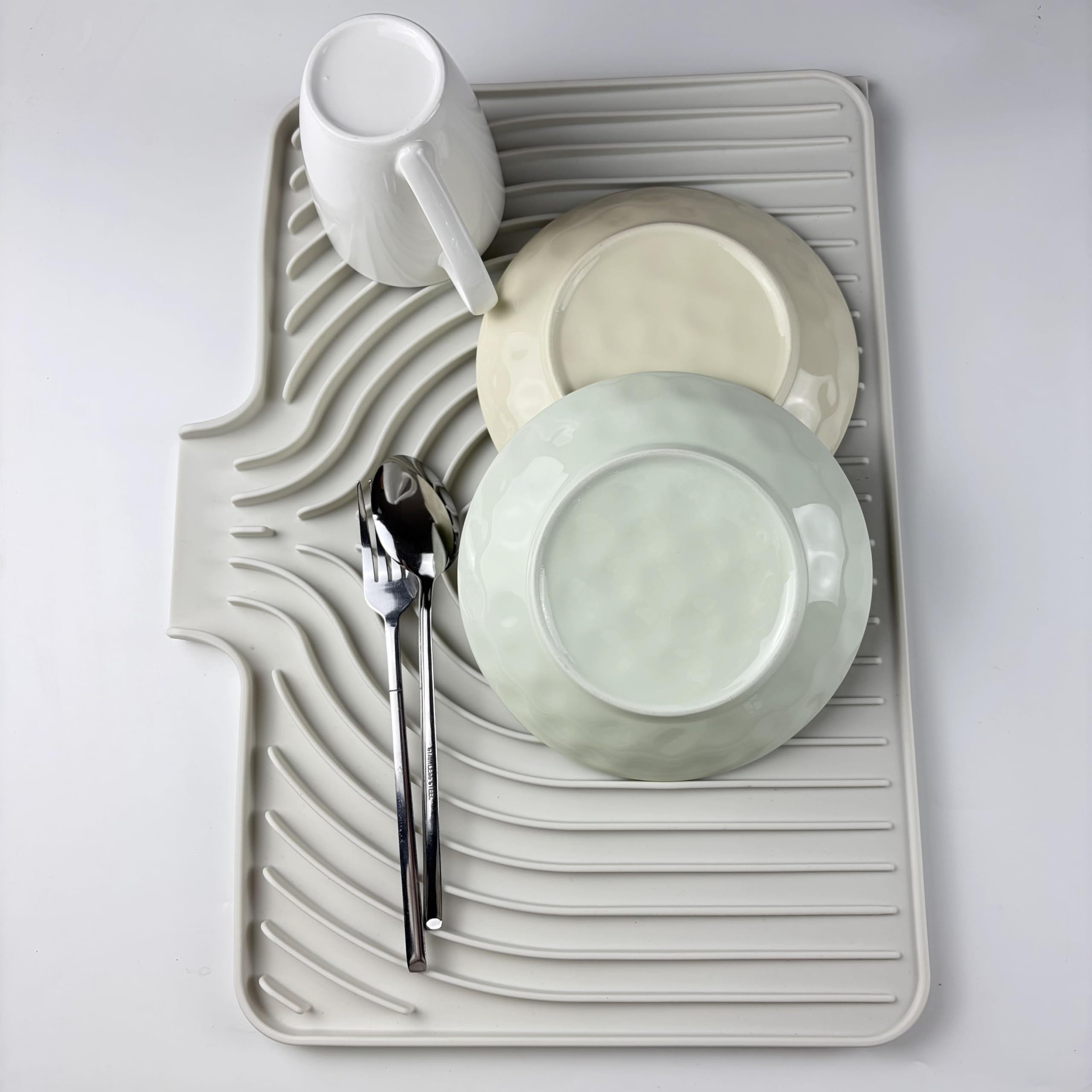 JACZZO mat with anti-slip surface provides stable placement for dishes and tools.