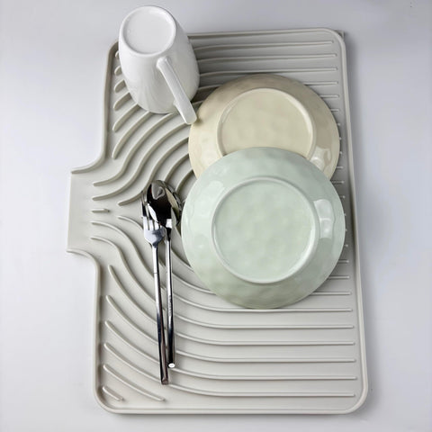 JACZZO mat with anti-slip surface provides stable placement for dishes and tools.