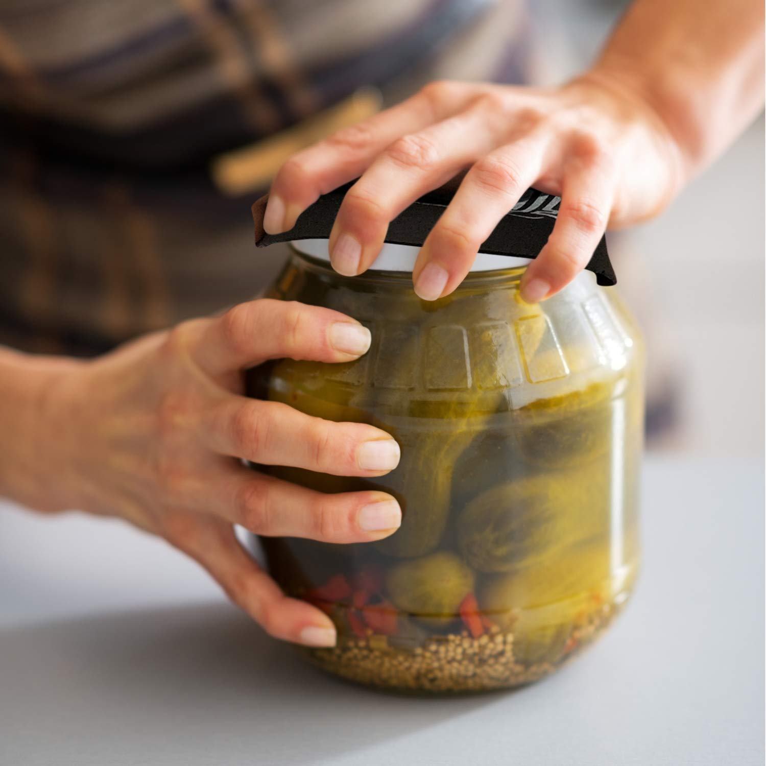 Jar Heads senior-friendly use demonstrates easy jar opening.