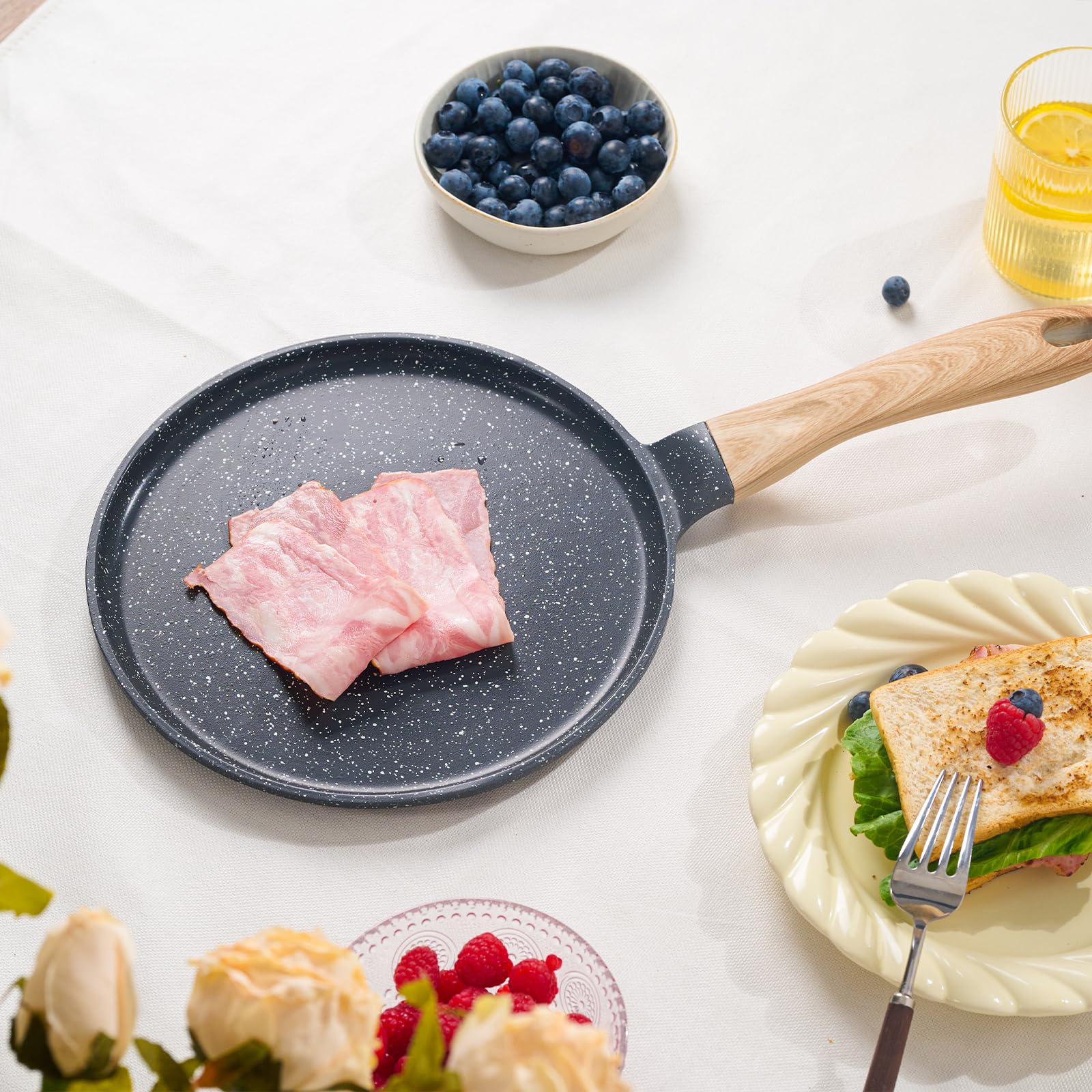 JEETEE flat, wide surface aids even heat distribution for various dishes